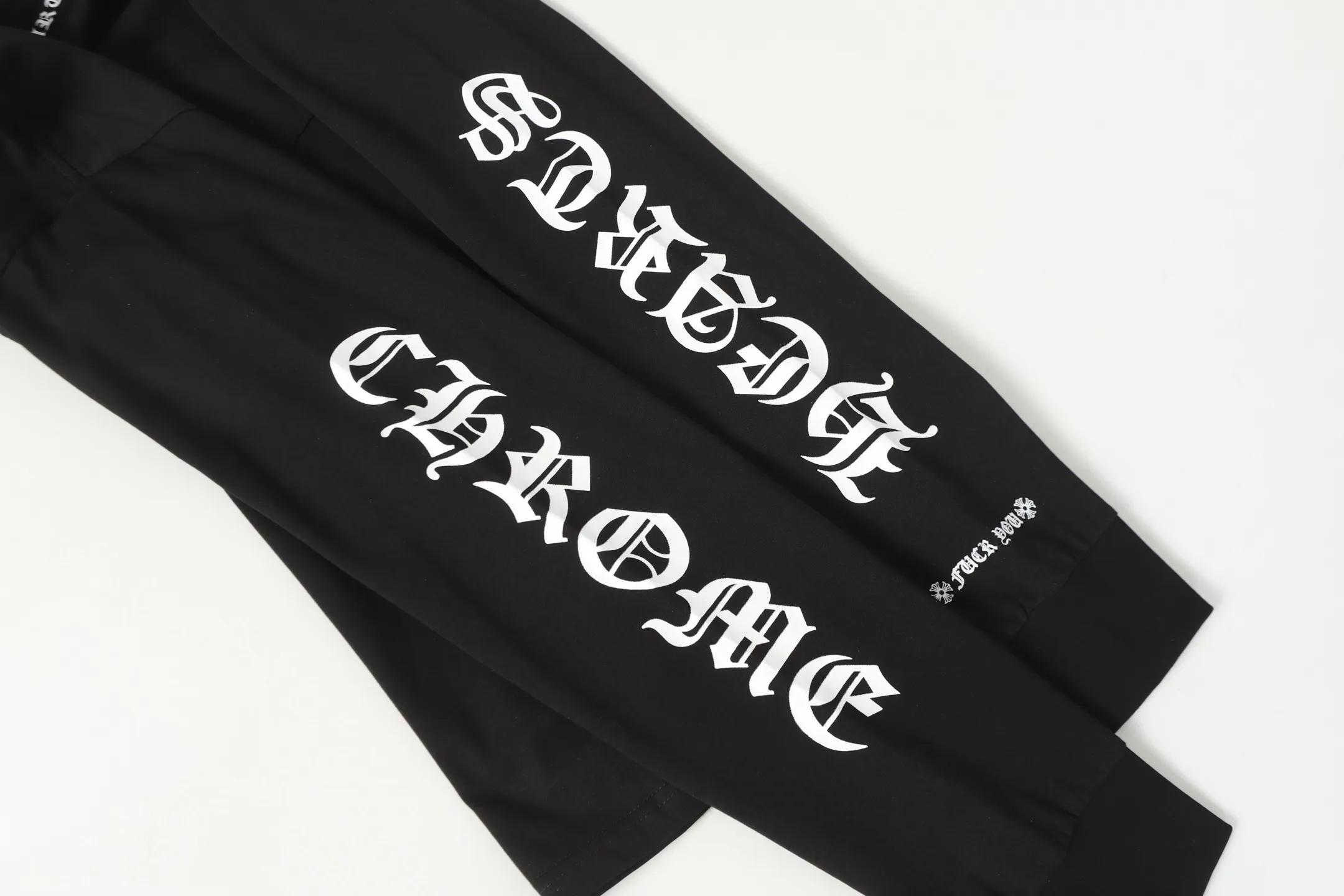 P150 Cross-border running quantity. Please do not place an order if you pursue perfection. -Chrome Hearts/Chrome Hearts 23ss Sanskrit printed popular long-sleeved T-shirt -High weight, high density and high quality. The wool is soft, delicate and skin-friendly. It feels soft and silky. It has excellent warmth and skin-friendly properties.